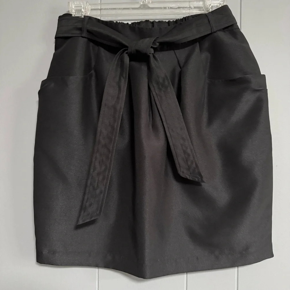 GAP Black Satin Tie Belt 2 Pocket Partial Back Elastic Waist Mini Skirt Size 2